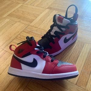Air Jordan 1 Mid Chicago Black Toe 8C